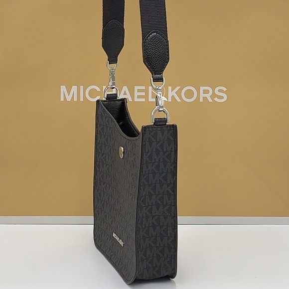 MICHAEL KORS
Briley Small Logo Messenger Bag BLACK SIGNATURE COLOR - Picture 5 of 15